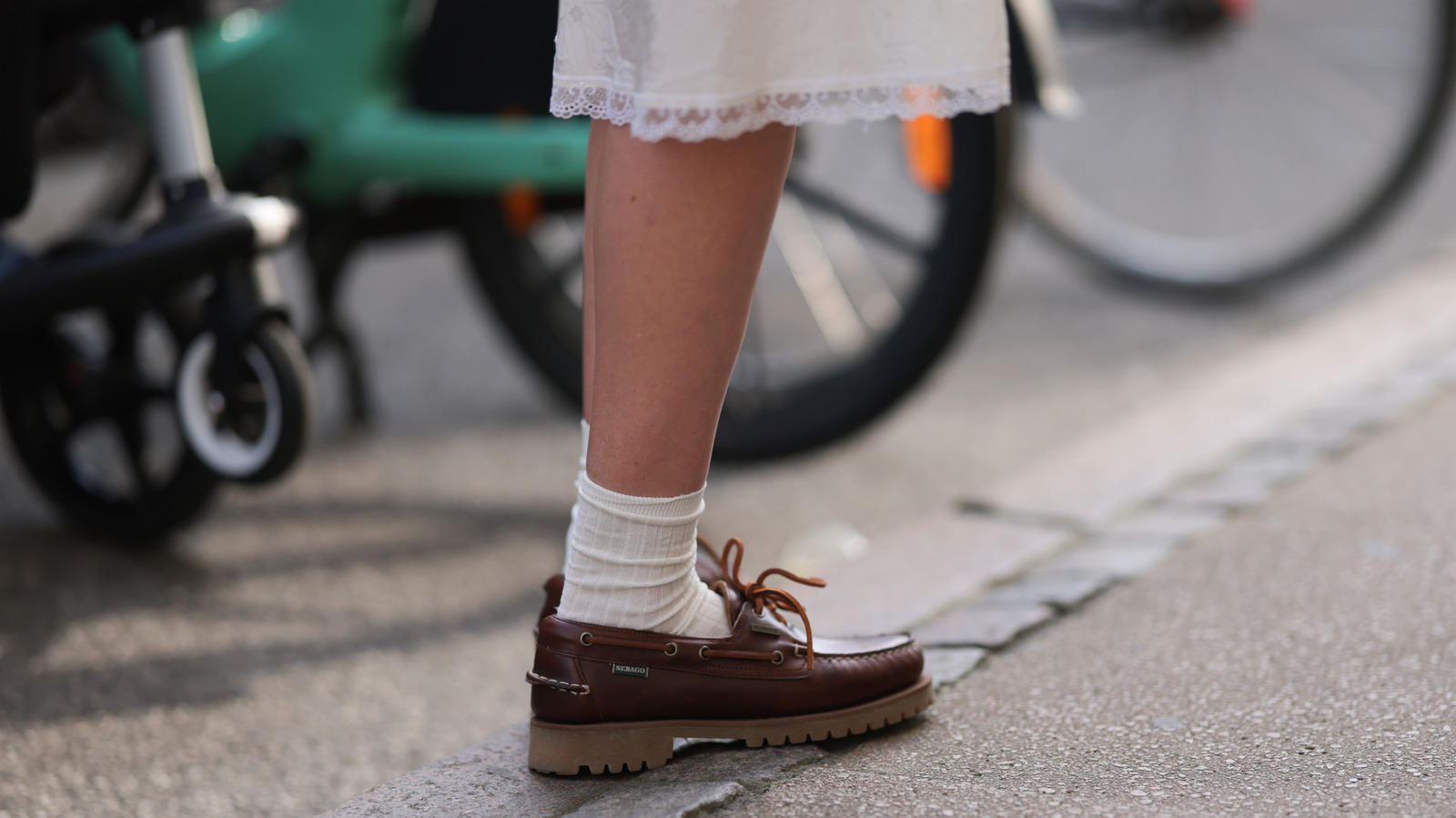 Adieu les chaussures bateau : ces chaussures plates preppy prendront le relais en 2026