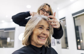 La technique de coloration des cheveux gris parfaite pour les femmes plus âgées qui souhaitent un « effet vécu »