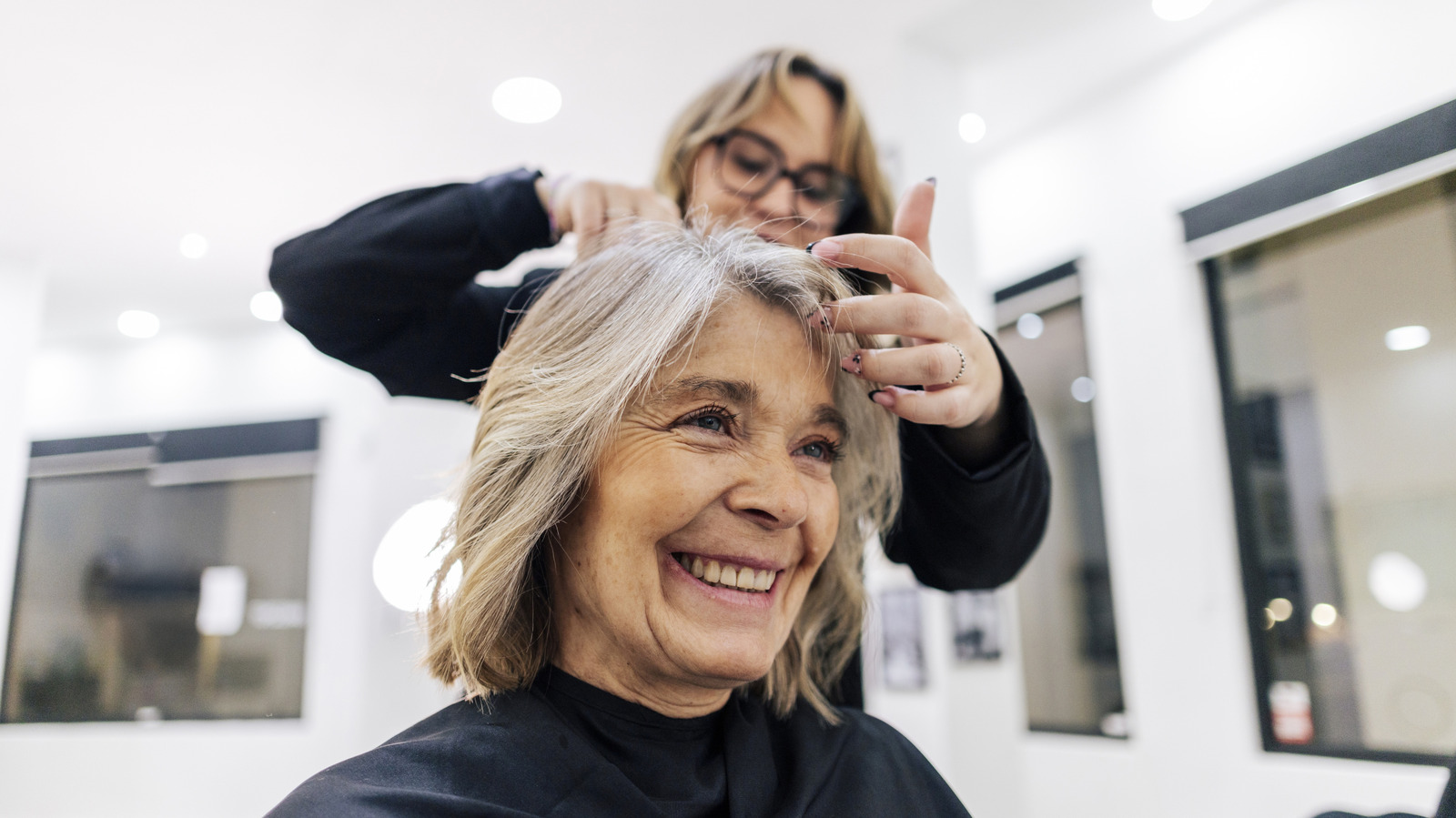 La technique de coloration des cheveux gris parfaite pour les femmes plus âgées qui souhaitent un « effet vécu »