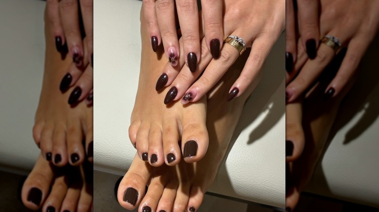 Mains et pieds montrant une manucure et une pédicure assorties de couleur marron foncé