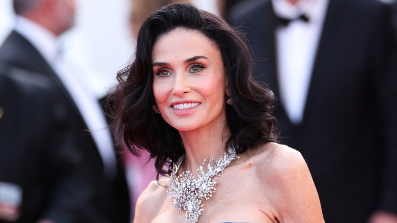 Demi Moore sourit sur le tapis rouge en 2026