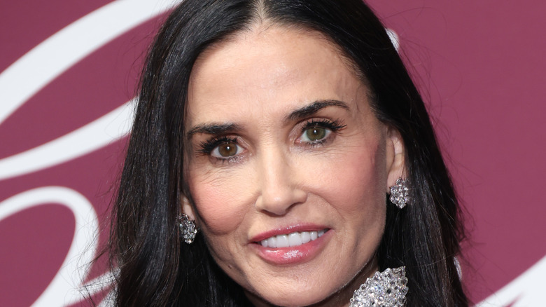 Demi Moore sourit sur le tapis rouge en 2026