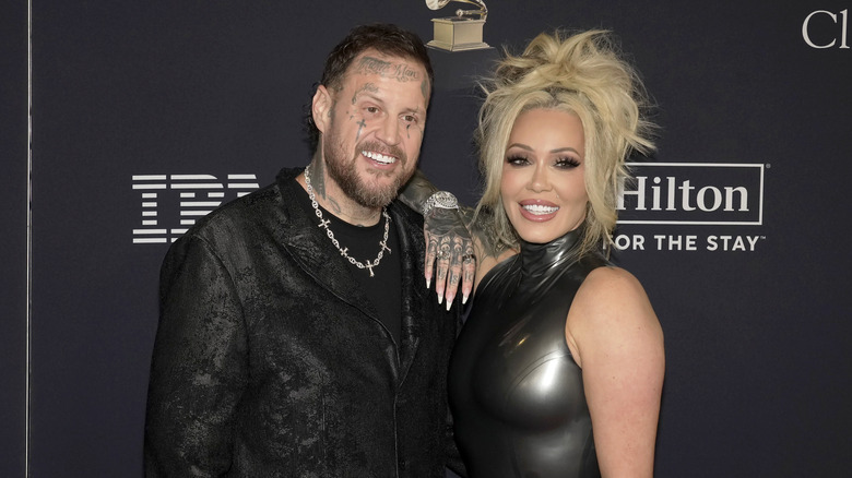 Jelly Roll sur le tapis rouge avec Bunnie Xo, tous deux vêtus de noir