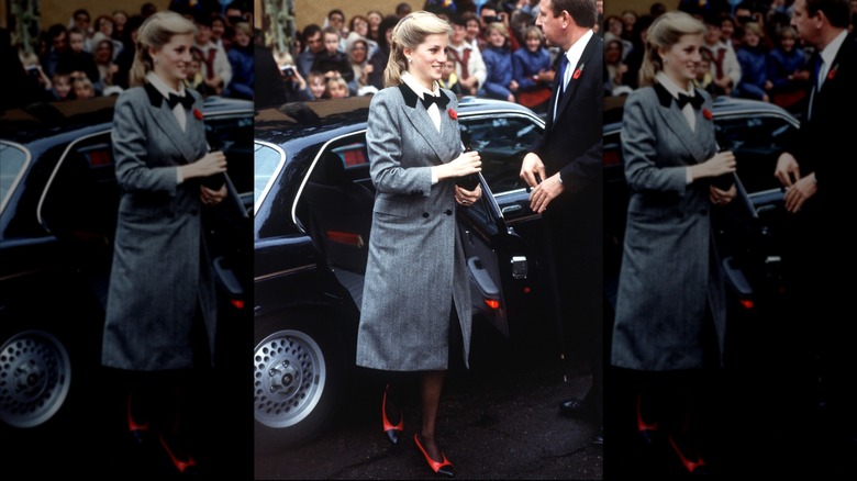 La princesse Diana sort d'une voiture en portant un long manteau gris et des talons noirs et blancs