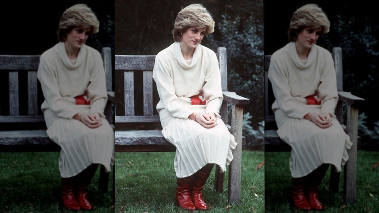 La princesse Diana assise sur un banc tout en portant des vêtements à coordonner de couleur crème et des accessoires rouges