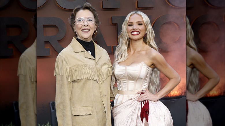 Natalie Alyn Lind se tenait à côté d'Annette Being