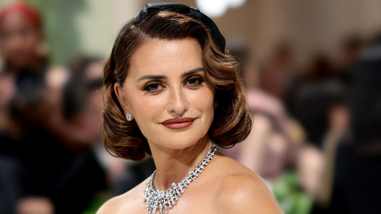 Penelope Cruz sourit sur le tapis rouge en 2024