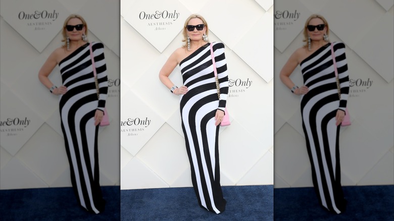 Kim Cattrall porte une robe rayée noire et blanche