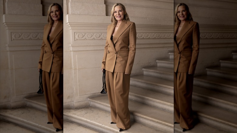 Kim Cattrall porte un costume marron