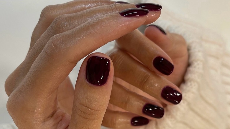 Ongles rouge-noir