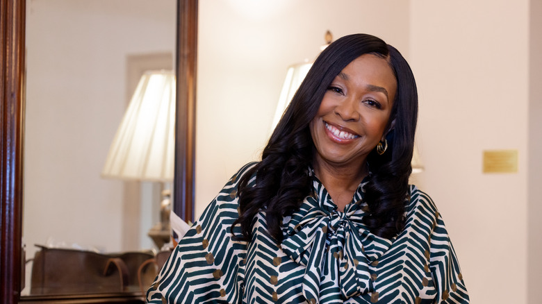 Shonda Rhimes photographiée souriante en 2025
