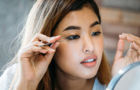 Comment faire fonctionner les faux cils pour les yeux cagoulés