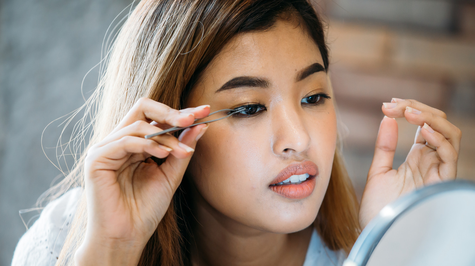 Comment faire fonctionner les faux cils pour les yeux cagoulés