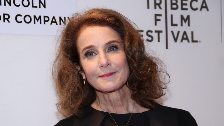 Debra Winger sourit sur le tapis rouge en 2017