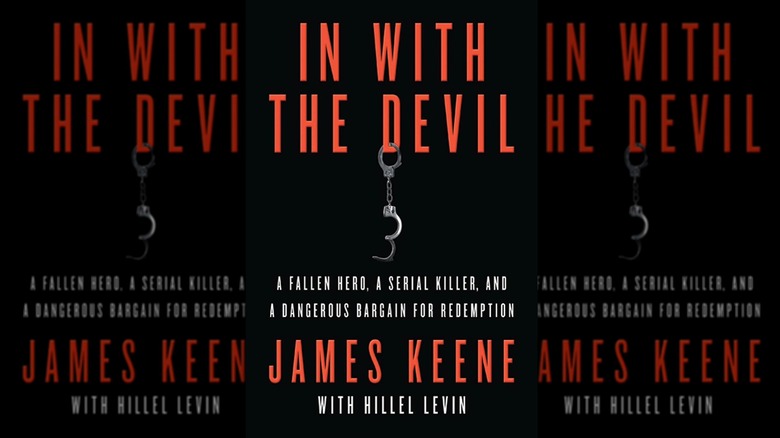La couverture de In with the Devil: A Fallen Hero, a Serial Killer, and a Dangerous Bargain for Redemption de James Keene