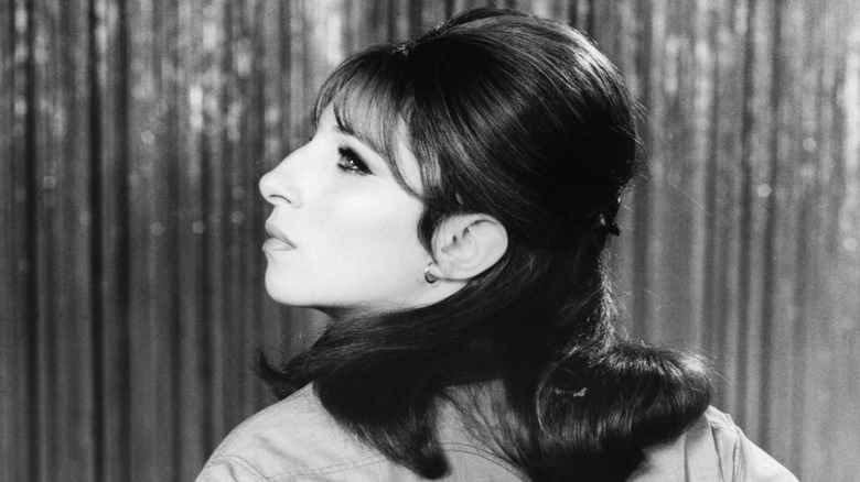 Photo en noir et blanc de Barbra Streisand dans 