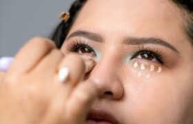 5 façons d’agrandir les yeux cagoulés avec du maquillage