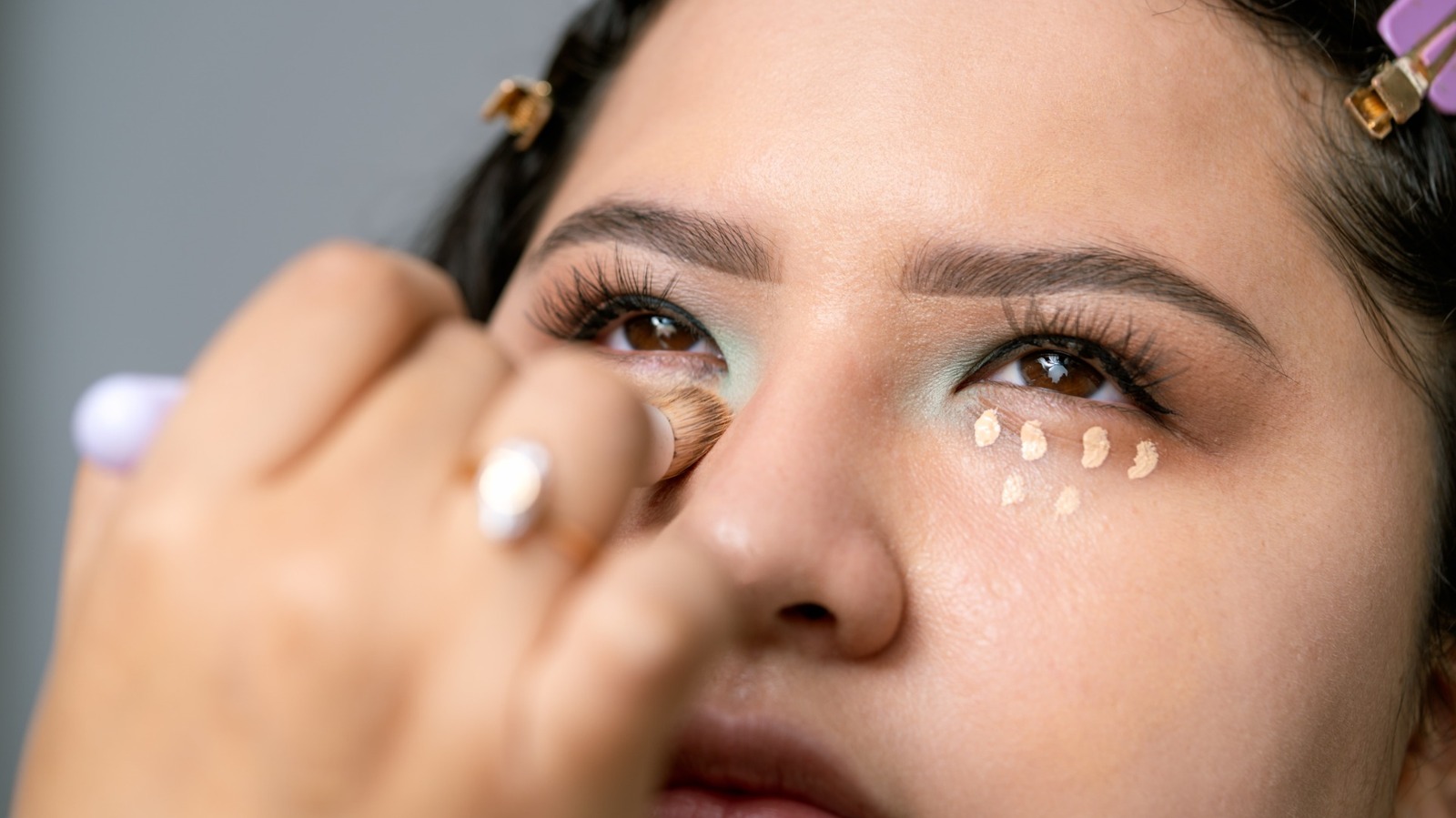 5 façons d’agrandir les yeux cagoulés avec du maquillage