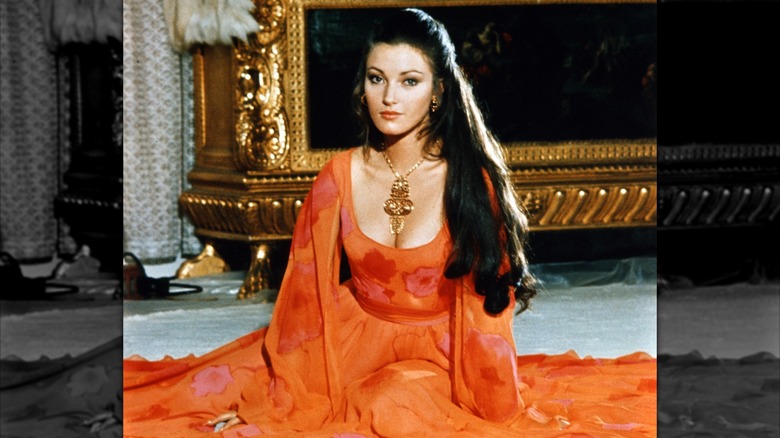 Jane Seymour posant dans une robe rouge en 1973