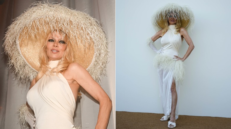 Image divisée de Pamela Anderson portant un chapeau surdimensionné avec des plumes en cascade et une robe blanche assortie