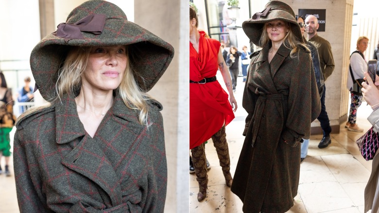 Image partagée de Pamela Anderson portant un chapeau à carreaux et un trench-coat assorti lors d'un événement de la Fashion Week
