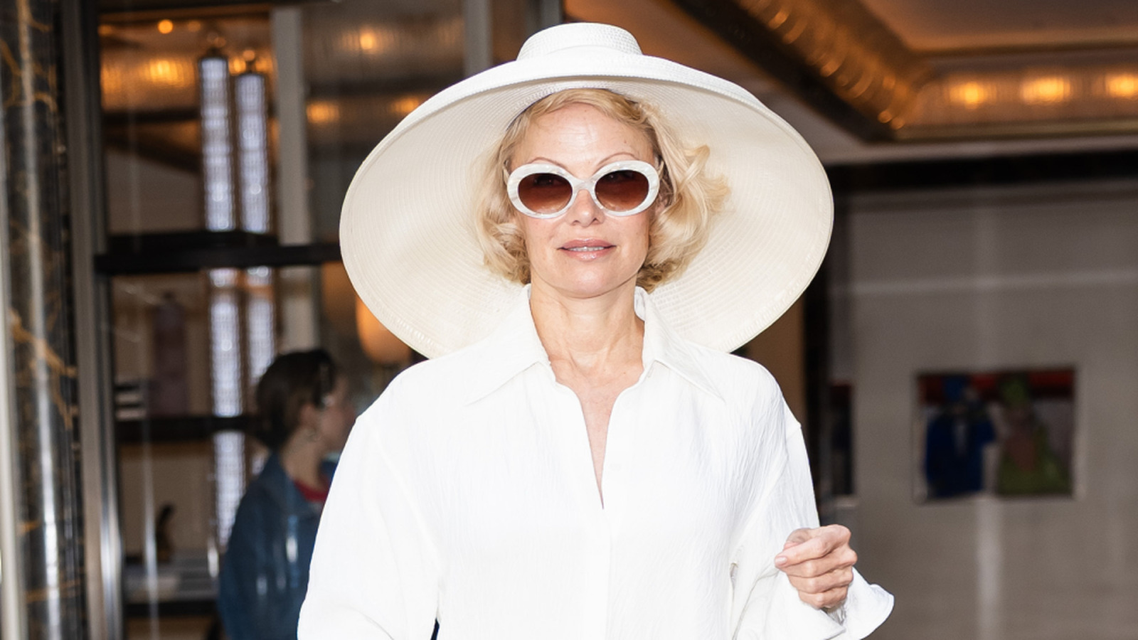 Pamela Anderson est la reine du chapeau original et ces photos le prouvent