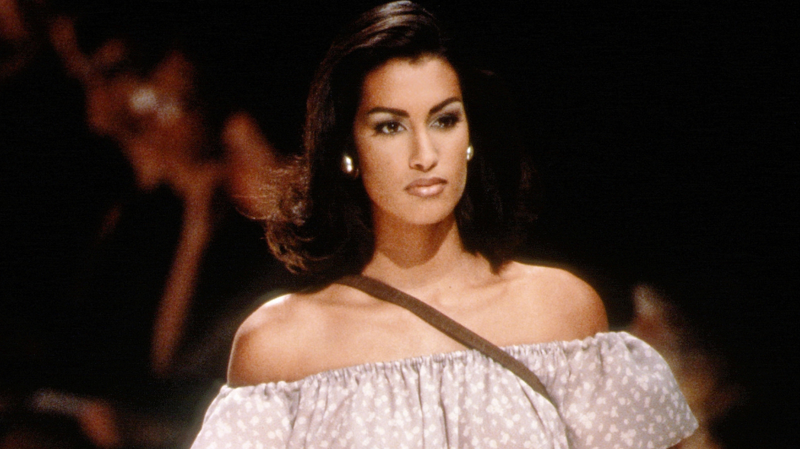 Yasmeen Ghauri est toujours aussi étonnante des années après son apogée en tant que mannequin dans les années 90