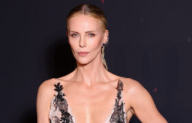 Talons blocs, sandales à lanières et plus : Charlize Theron adore les moments amusants avec ses chaussures