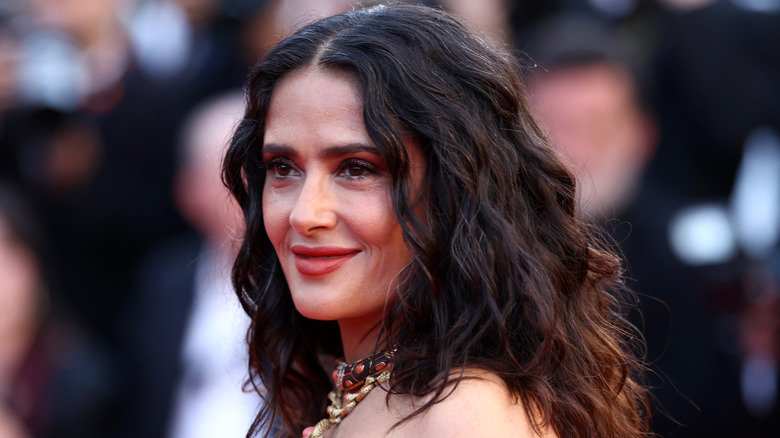 Salma Hayek sourit sur le tapis rouge en 2024