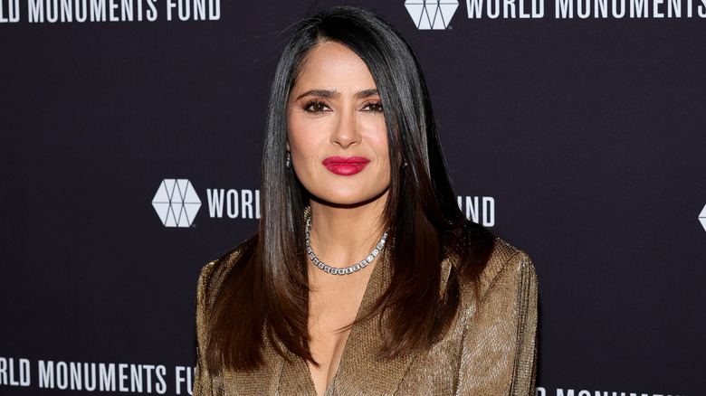 Salma Hayek sourit sur le tapis rouge en 2023
