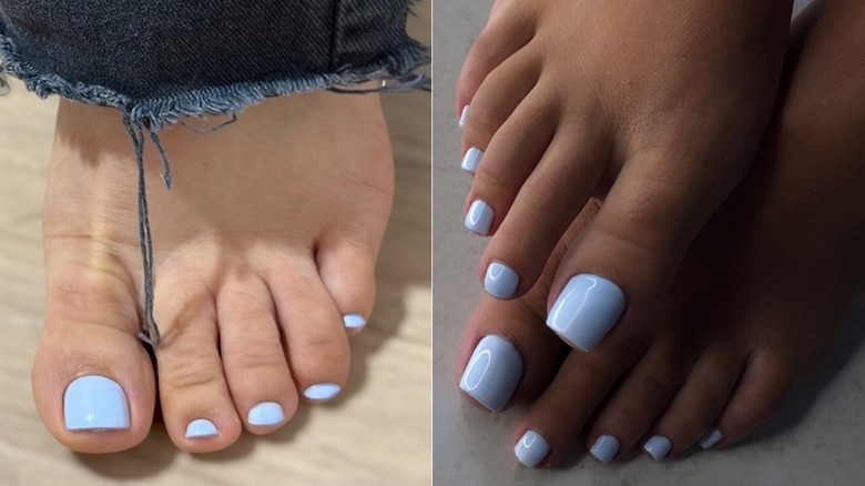 Un pied à la peau claire et deux pieds à la peau plus foncée avec une pédicure bleu ciel, photos côte à côte