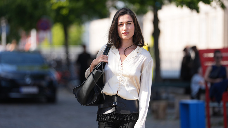 Femme portant un chemisier crème