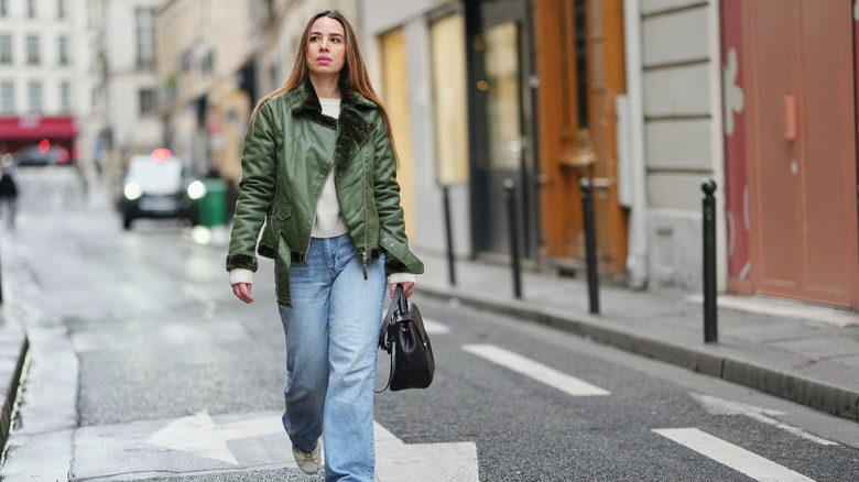 Femme portant une veste verte