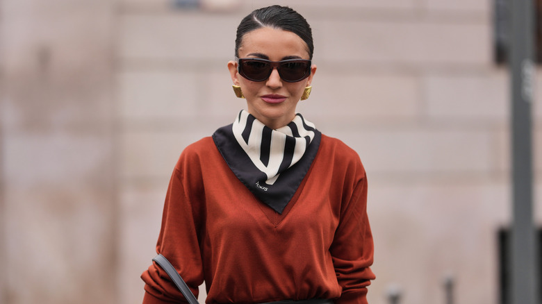Femme portant un pull rouge rouille