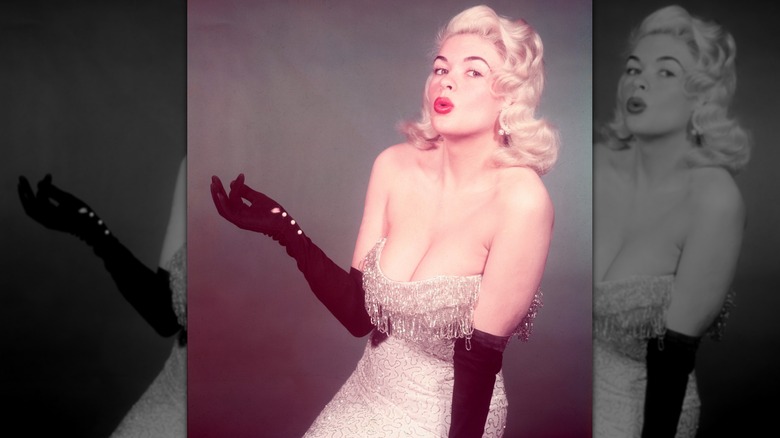 Jayne Mansfield posant en 1960