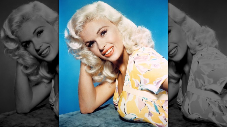 Photo de studio de Jayne Mansfield en 1957