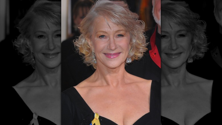 Helen Mirren souriante sur le tapis rouge en 2010