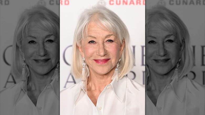 Helen Mirren souriante sur le tapis rouge en 2026