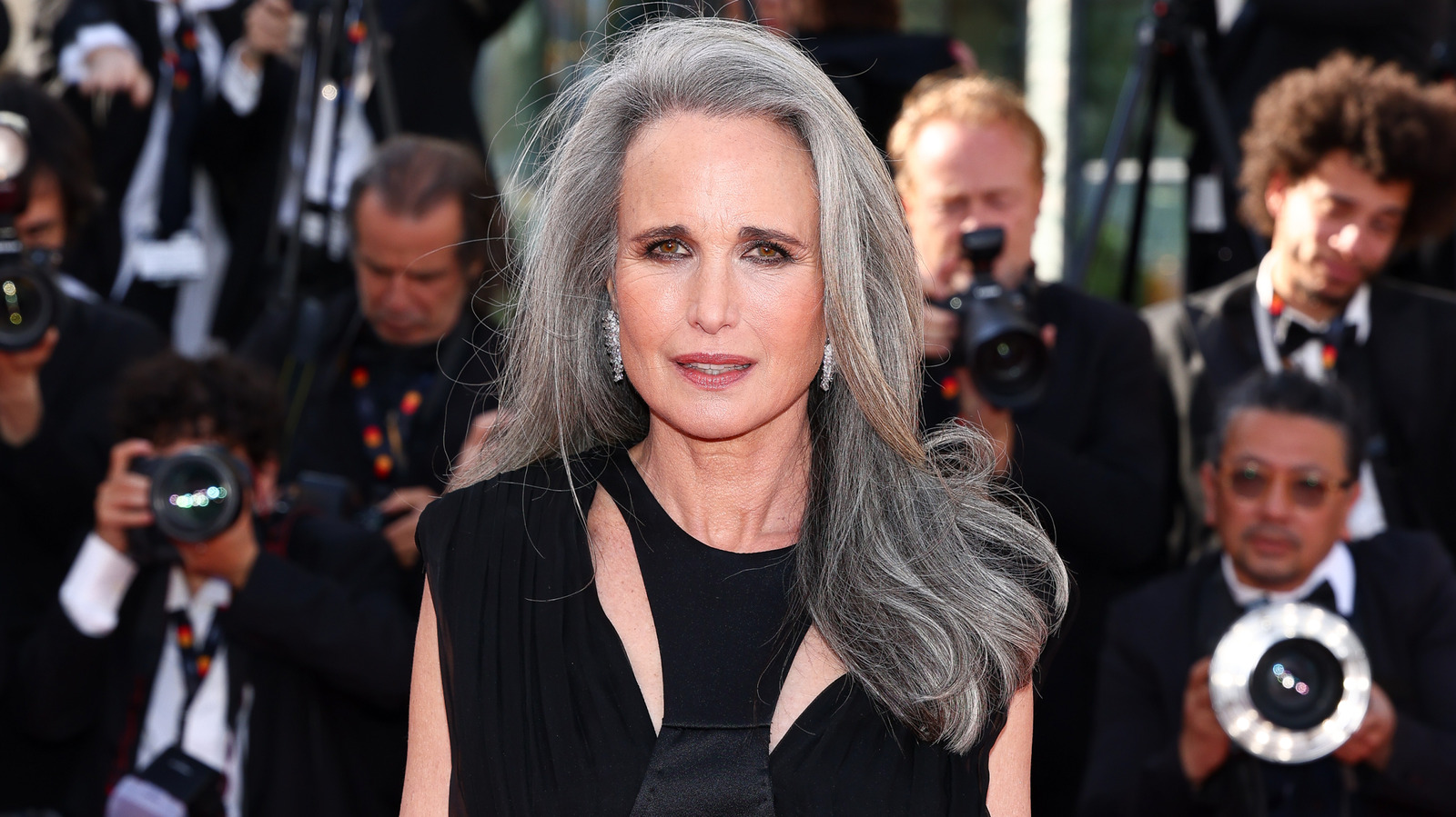 Andie MacDowell réécrit le scénario du choix d'être célibataire à la fin de la soixantaine
