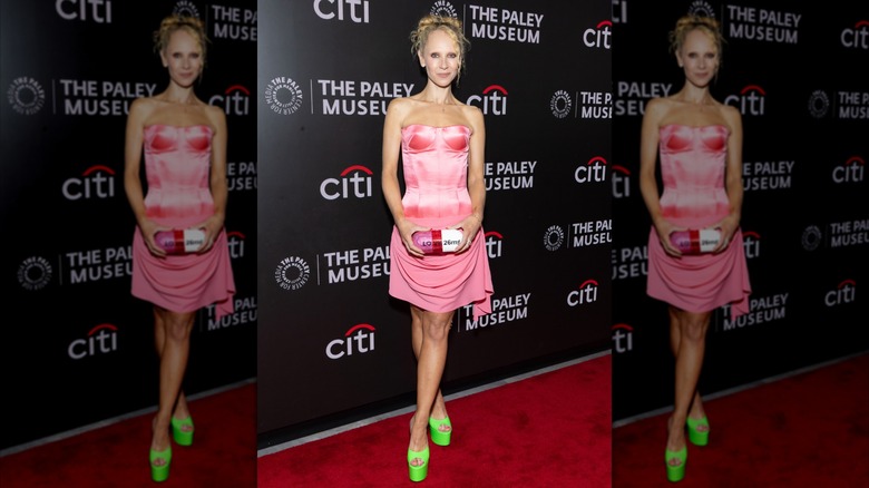 Juno Temple dans une robe rose avec des chaussures vert lime lors d'un événement