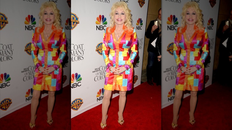 Dolly Parton sur le tapis rouge dans une robe chemise patchwork