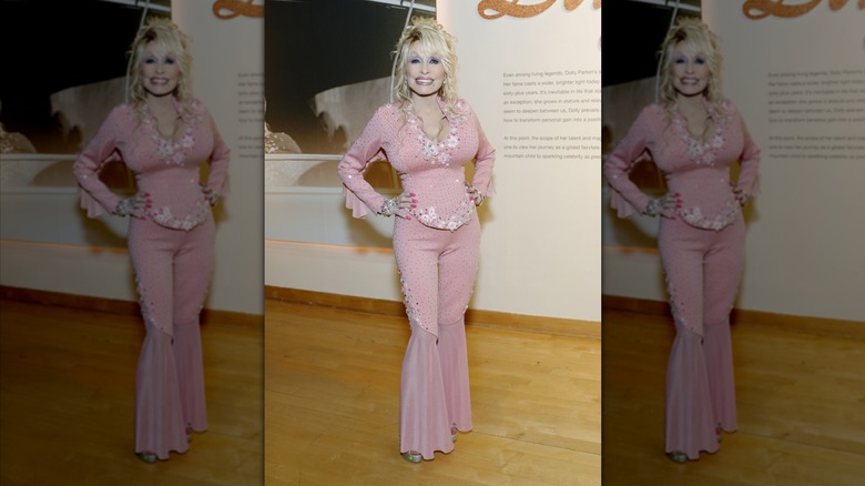 Dolly Parton dans le Country Music Hall of Game dans un ensemble deux pièces rose