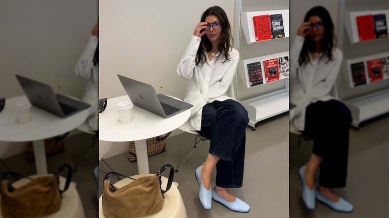 Une femme portant des ballerines bleu bébé à un bureau
