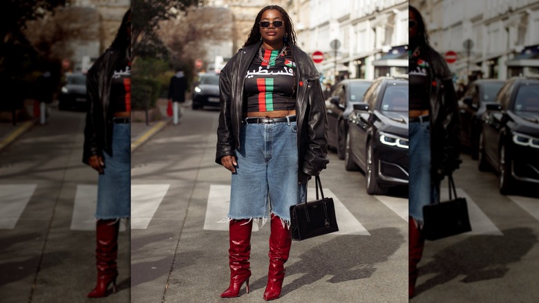 Une femme en bottes rouges à bout pointu et un short en jean