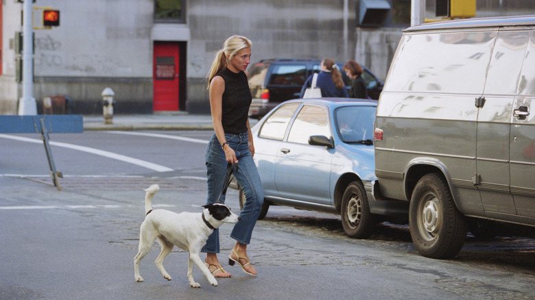 Carolyn Bessette Kennedy promène son chien à New York en jean et débardeur noir