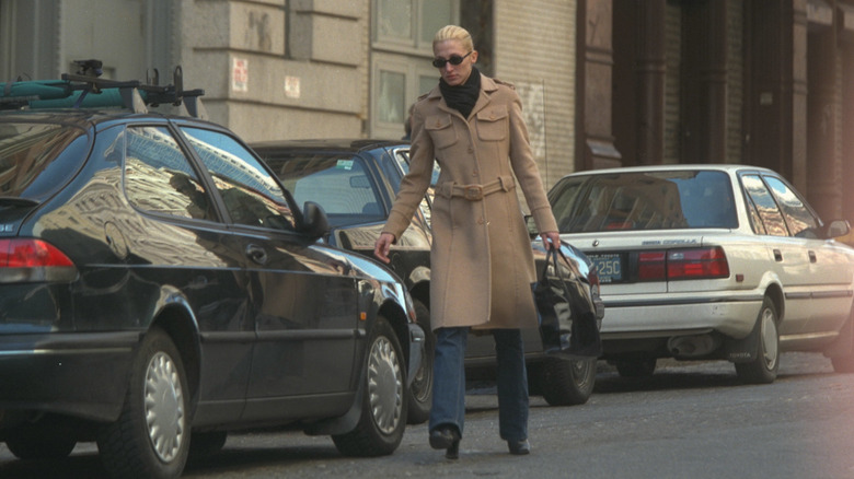 Carolyn Bessette Kennedy dans un manteau et un jean camel à New York