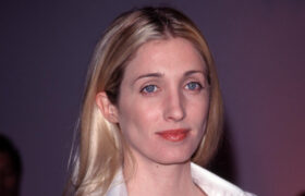 Carolyn Bessette Kennedy adorait les talons blocs et ces photos chics en sont la preuve