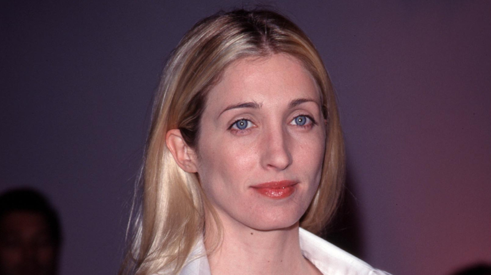 Carolyn Bessette Kennedy adorait les talons blocs et ces photos chics en sont la preuve