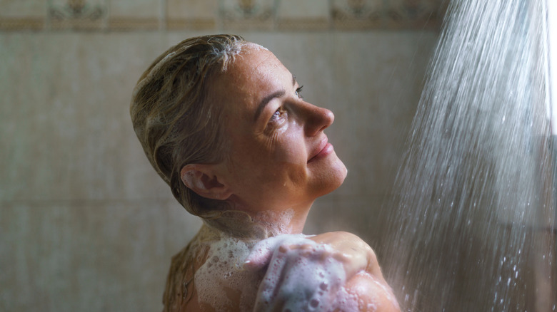 Femme plus âgée prenant une douche