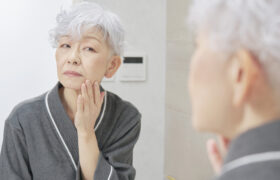 Les femmes plus âgées peuvent avoir des problèmes de peau à cause de cette habitude d’hygiène courante